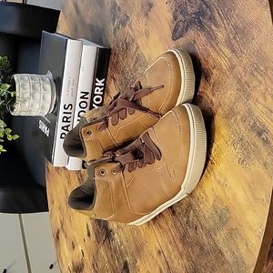 Boys size 6 brown shoe